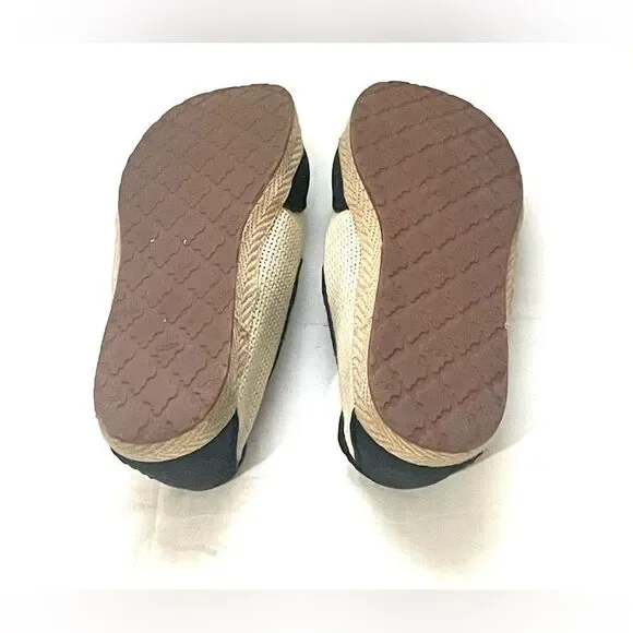 UGG Flats - Picture 6 of 6